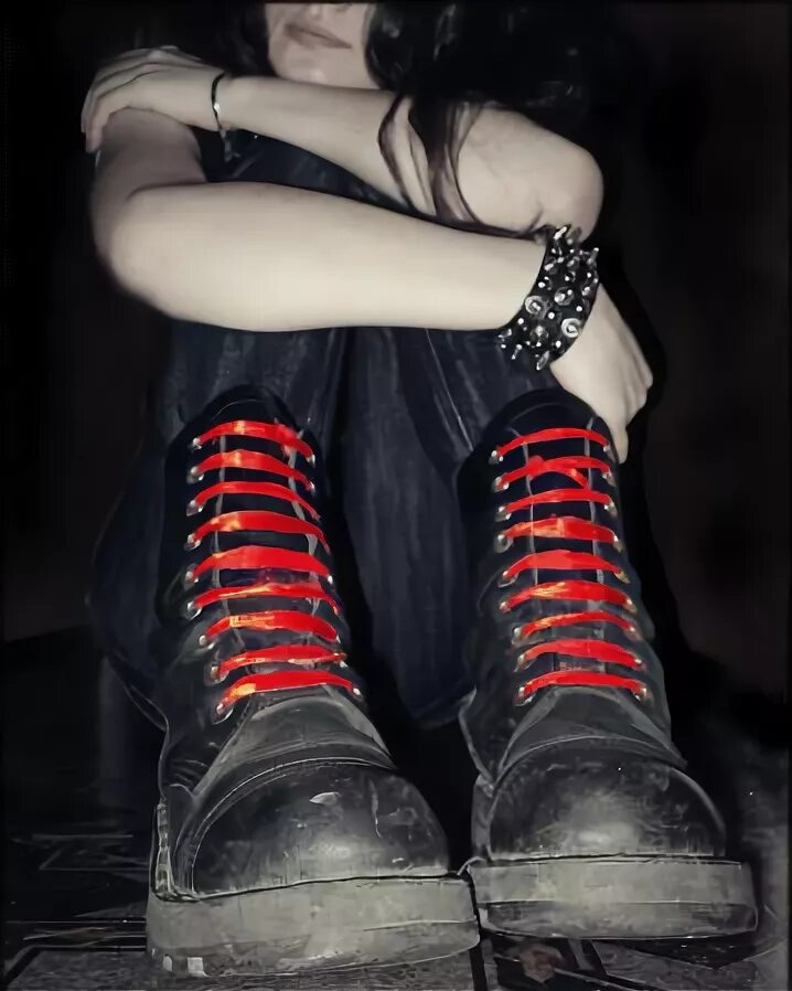 Что обозначают шнурки на берцах. Шнуровка антифа. Берцы с красными шнурками. Красные шнурки на берцах. Шнурки скинхедов.