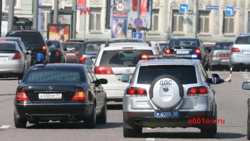 А002мр97. Кто ездит на амр. Мерседес w220 с мигалками. Номера амр 97. Кто ездит на амр.