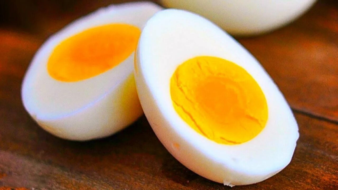 Зеленый желток. Вареные яйца. Яйцо куриное вареное. Вареное яйцо в разрезе. Разрезанное вареное яйцо.