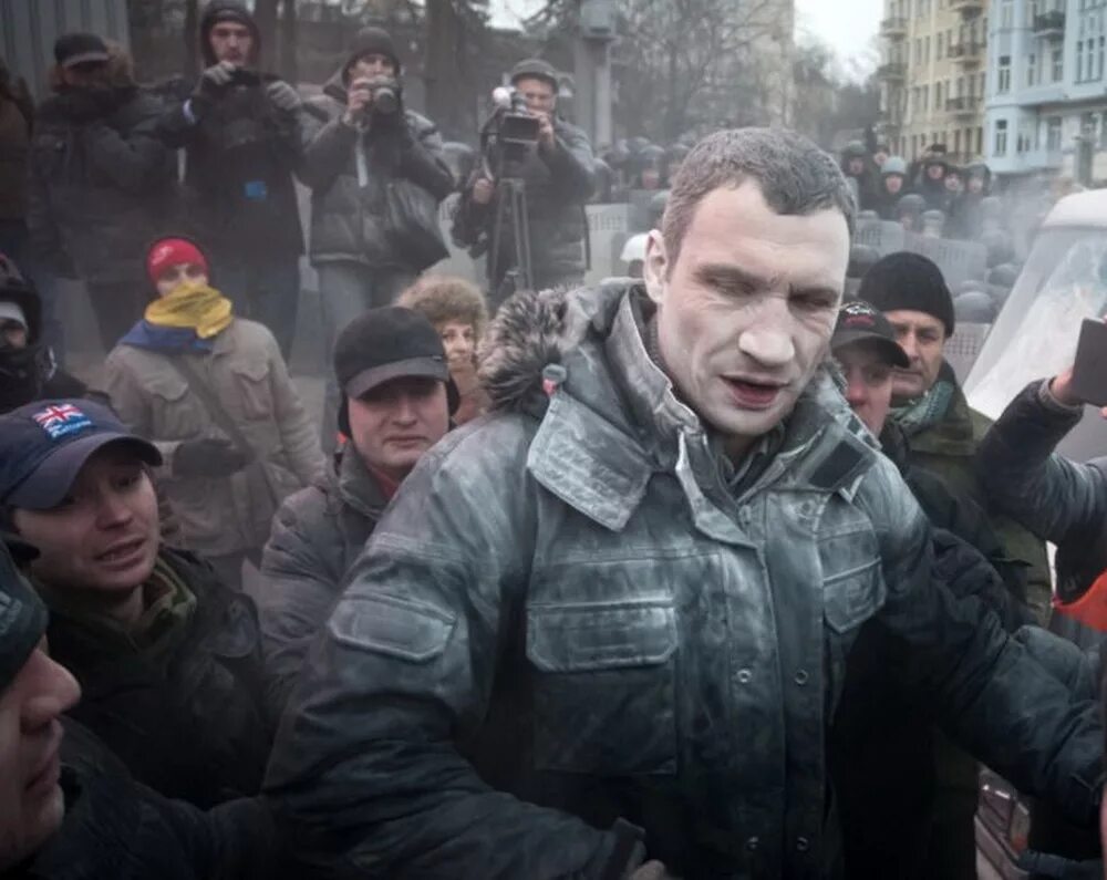Почему назван майданом. Майдан на Украине в 2014 Грушевского. Вооруженная оппозиция Майдана.