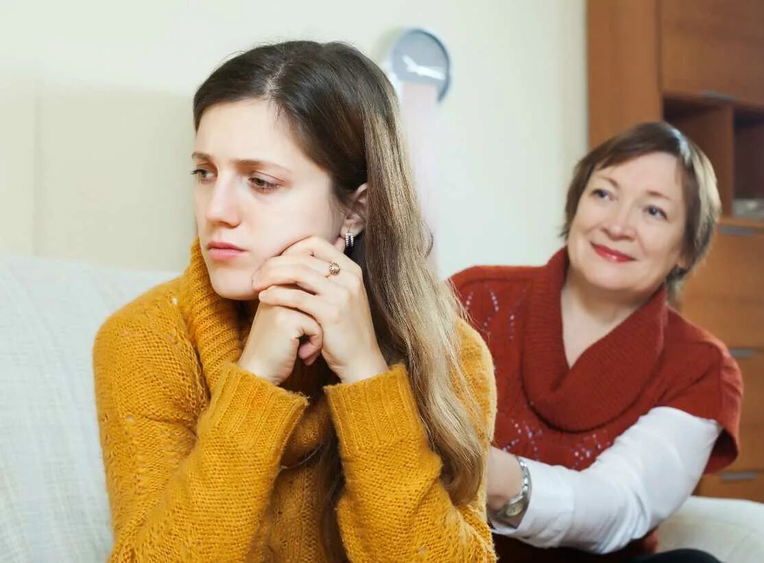 Мать и дочь ссора. Ссора с родителями. Женщина обнимает. Беседа родителей с подростком. Ссора с родителями.