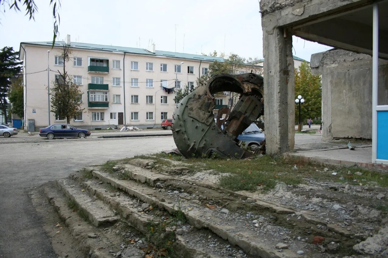 2008 г осетия. Башня танка в Цхинвале. Цхинвал Южная Осетия. Цхинвали Грузия. Южная Осетия столица Цхинвал.