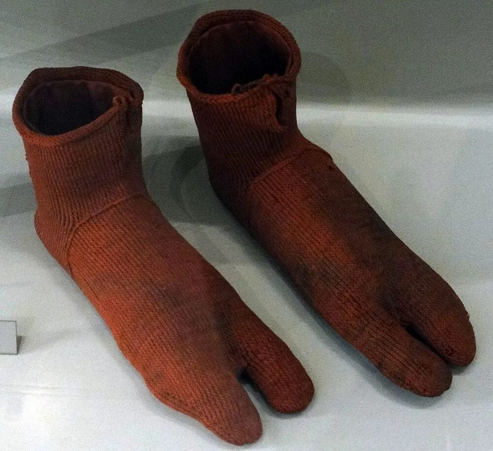 Носки в древности. Древние вязаные носки. Первые носки. Старинные носки