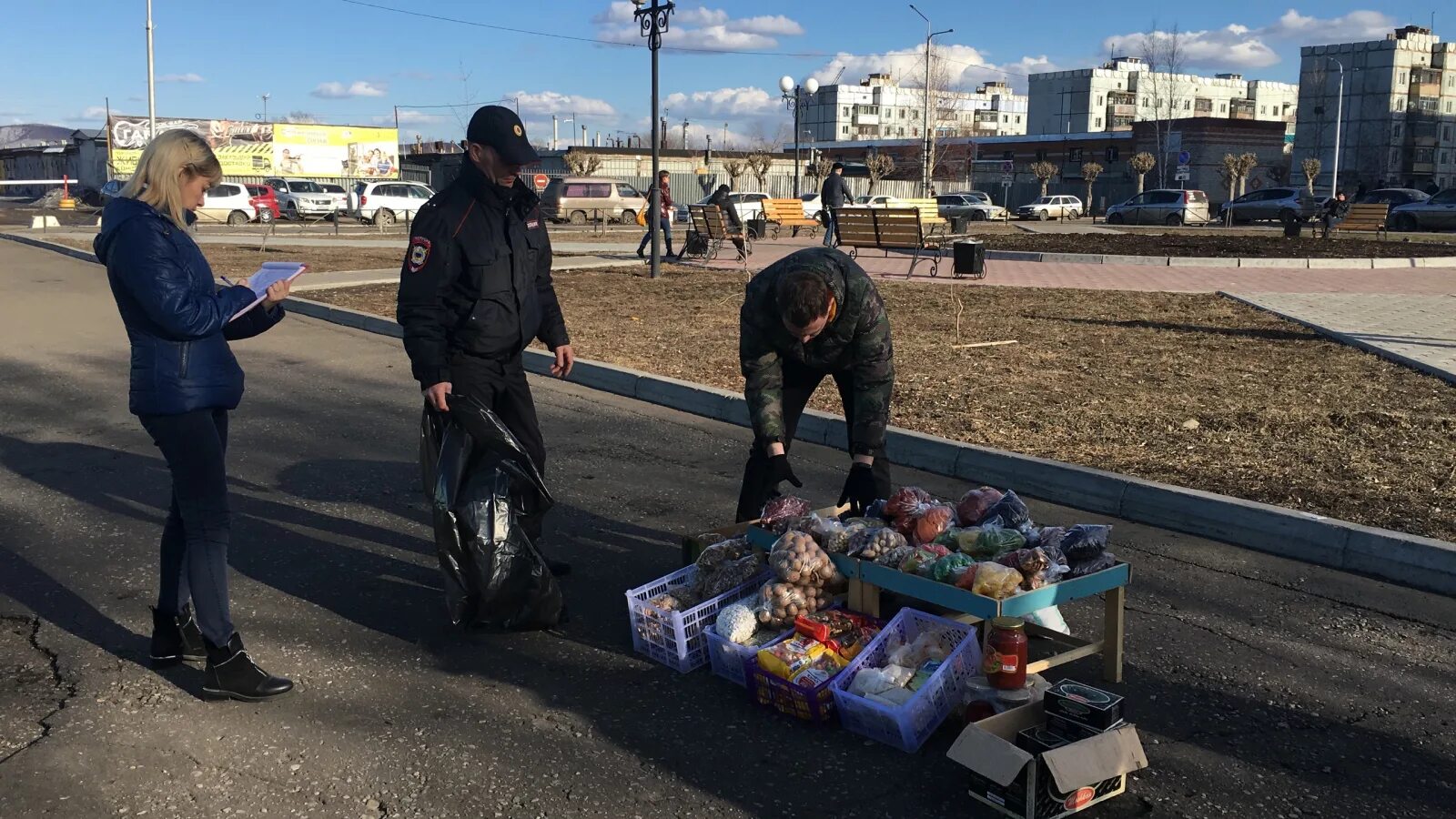 Штраф за незаконную торговлю. Рынок Комсомольск на Амуре. Незаконная торговля. Фото несанкционированной торговли. Торговля в Хабаровском крае.