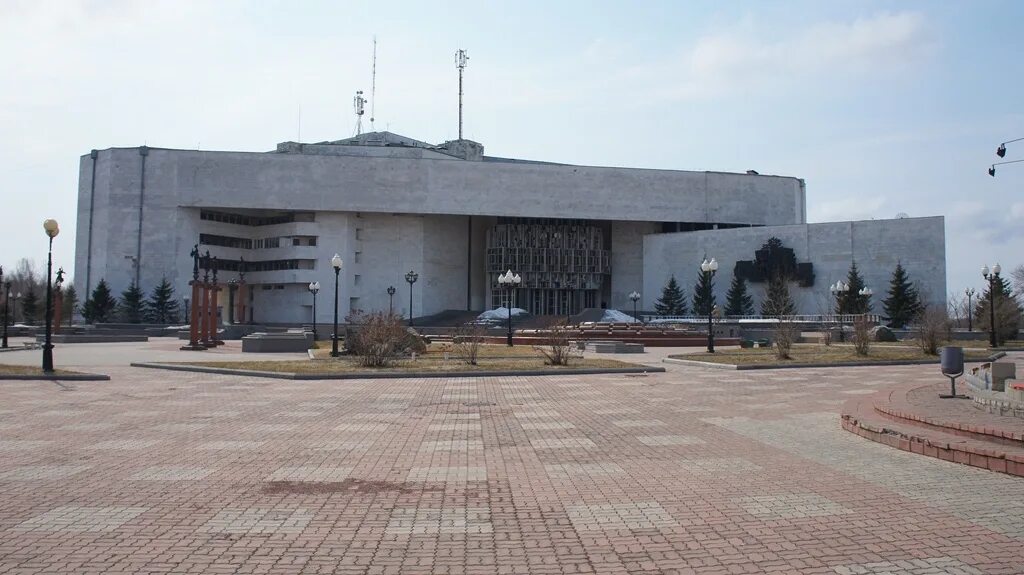 Биробиджан здания. Филармония биробиджан. областная филармония биробиджан. театральная площадь биробиджан. город биробиджан филармония.