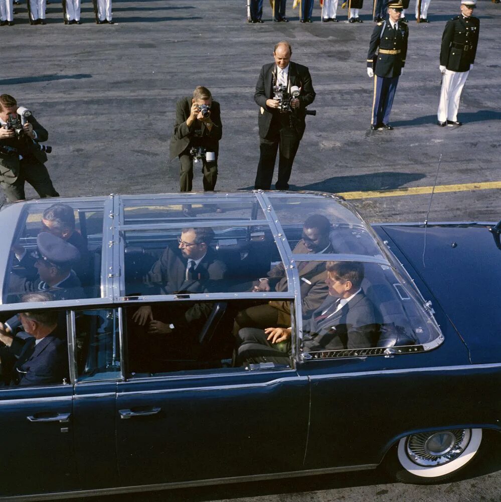 Сколько убили президентов. Линкольн Континенталь 1962 Джона Кеннеди. Джон Кеннеди в лимузине.
