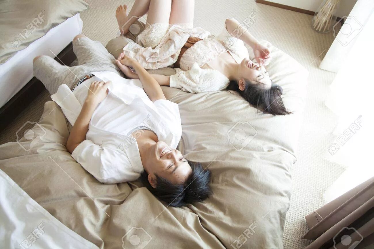 I lie down. Lie down on the bed. lie down.