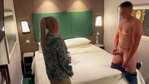 Nikmati pertemuan nyata dan beruap ini sebagai tamu hotel yang tertangkap-g...