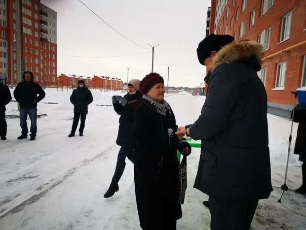 Подслушано кимовск. Вручение ключей переселенцам из аварийного жилья. подслушано в кимовске. квартиры в кимовске улица драгушиной 11.