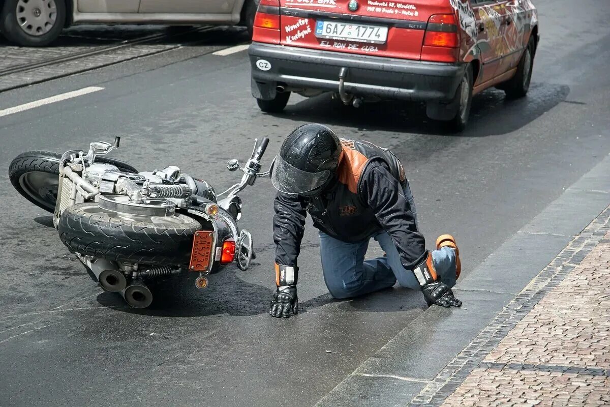 Мотоциклист. Мотоцикл догнал автомобиль