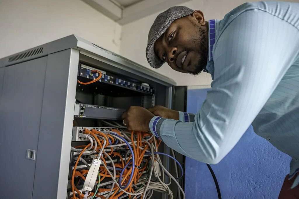 African installer фото. African Network Technician.