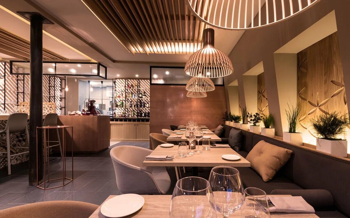 Интерьер кофейни с оранжевым цветом. Светлый интерьер кафе. Тоне кафе. Светлый интерьер кафе. Тоне кафе.