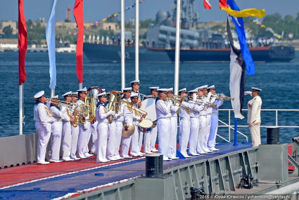 Морской флот севастополя. С днем ВМФ. Военно-морской флот России. Морской флот Севастополь. Военный моряк.