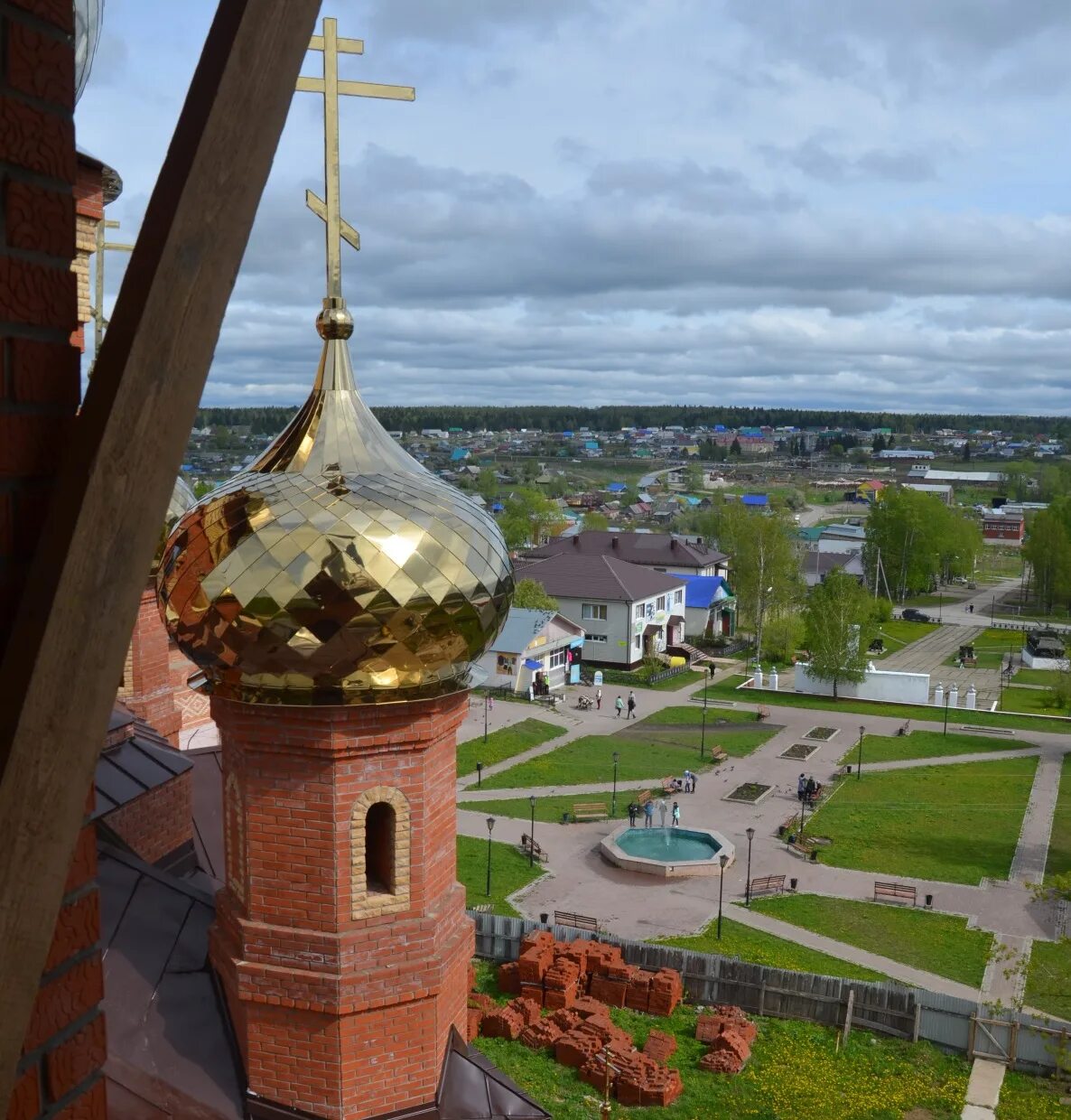 Поселок Октябрьский Пермский край. Храм в поселке Октябрьский Пермский край. Октябрьский Пермский край парк. Пермский край Октябрьский район поселок Октябрьский.