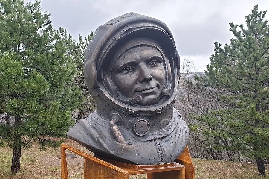 Где был установлен первый бюст гагарина. Памятник юрия гагарина в москве. памятники бюст юрию гагарину москва.