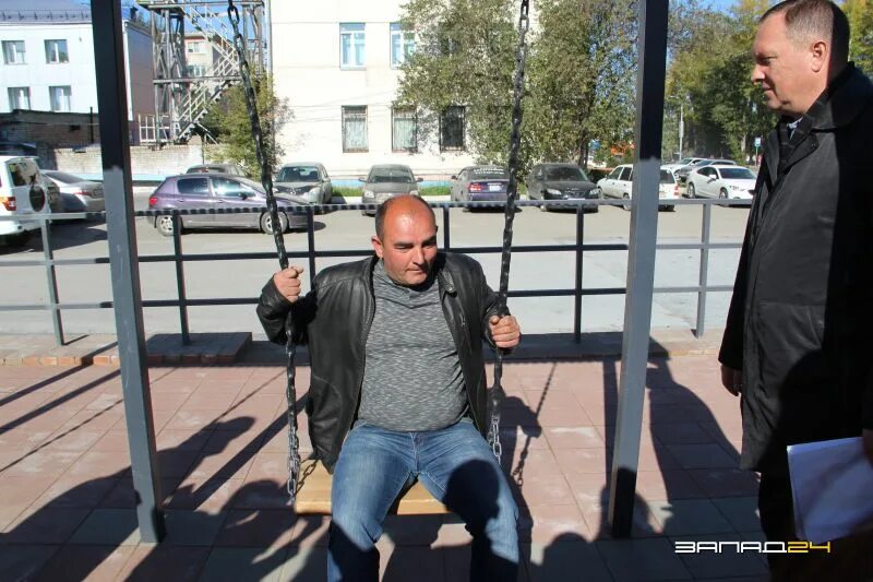Спк сфера. Спк сфера красноярск. киров часы на улице.