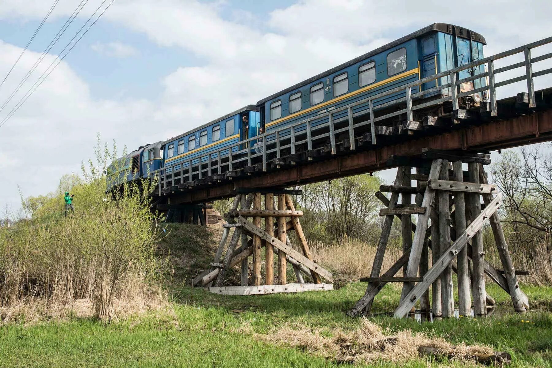 Узкоколейная железная дорога мост. Узкоколейная железная дорога Украины. Деревянный Железнодорожный мост. Деревянный ЖД мост.