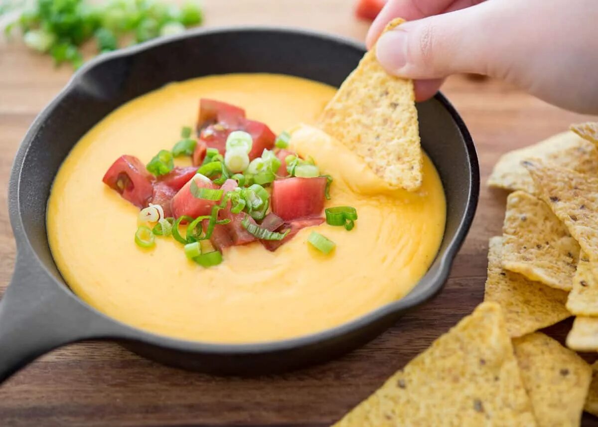 Начос блюдо. Nacho cheese. Мексиканские чипсы начос с соусом. Nacho cheese. Nacho cheese sauce.