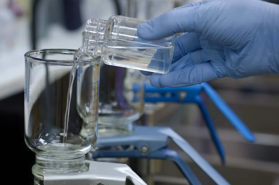 проба сточных вод. емкости для отбора проб воды. проба сточных вод. отбор проб воды. контроль сточных вод.