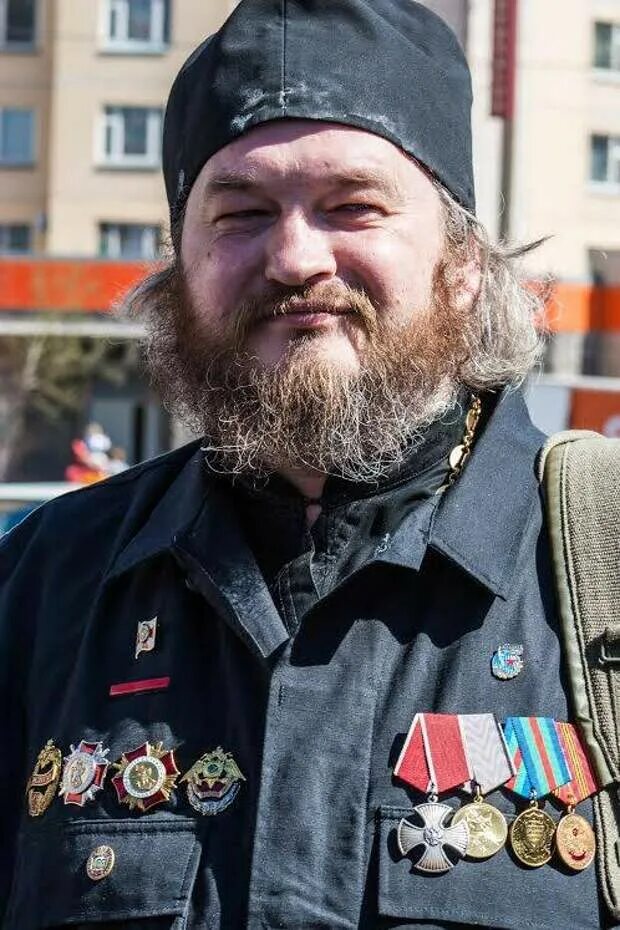 Дмитрий василенков протоиерей. Священник бывший спецназовец. Священник бывший спецназовец. Вячеслав ярцев спецназ. Военные священнослужители.