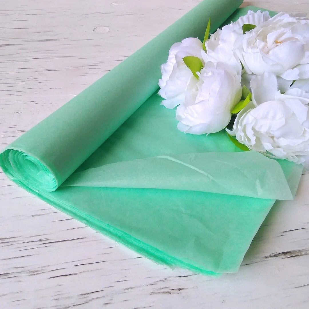 Бумага тишью подарок. Как упаковывать тишью. Бумага тишью для упаковки. Упаковать подарок в бумагу тишью. Упаковка тишью для цветов.