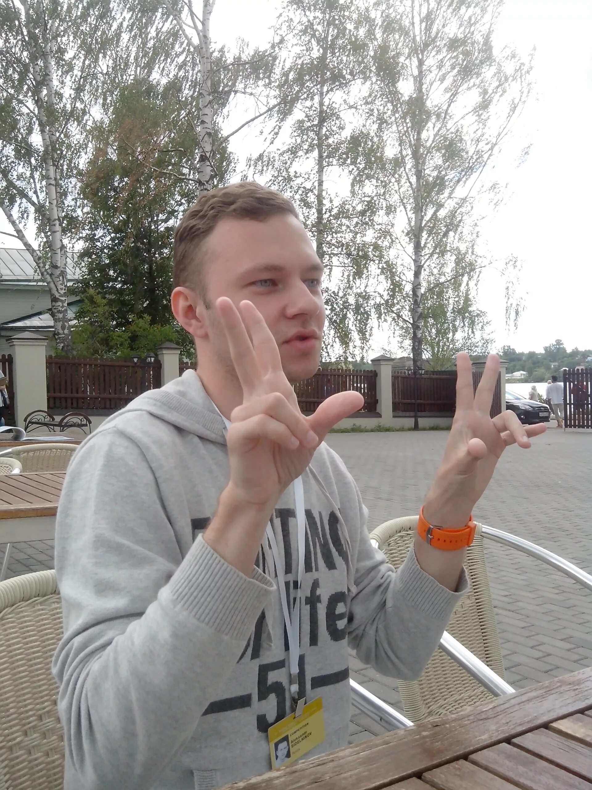 Человек прикладывает руку к уху. Фото глухонемого мужчины. Модель мужчина димарко найл. Человек держит ухо. Ухо.