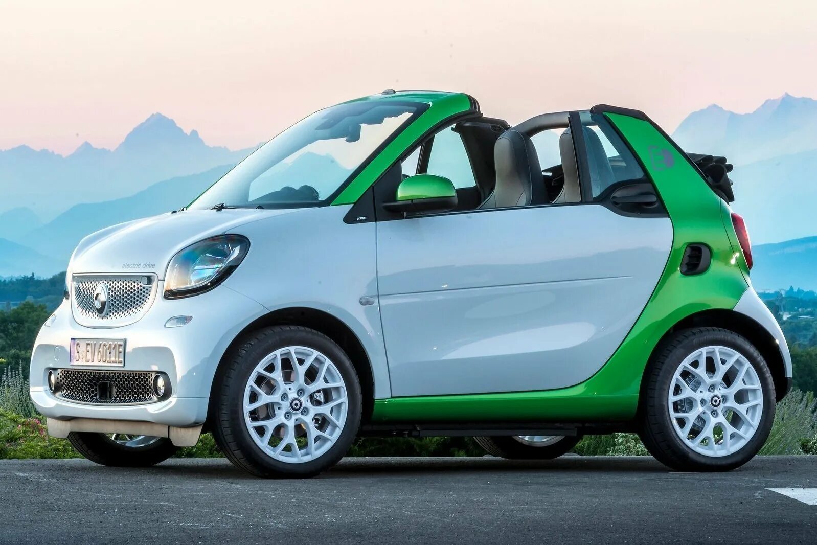 Есть ли двухместные. Smart Fortwo Cabrio. Smart Fortwo Cabrio Electric. Mercedes Benz Smart Fortwo. Двухместный Mercedes Smart.