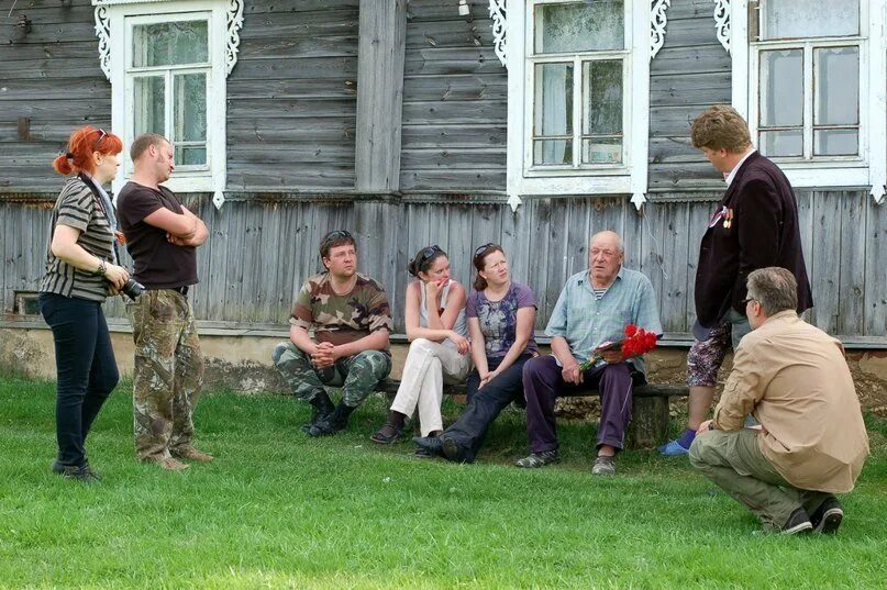 Городской человек в деревне. Деревенские жители. Деревенские люди. Деревня жителей. Деревня сельских жителей.