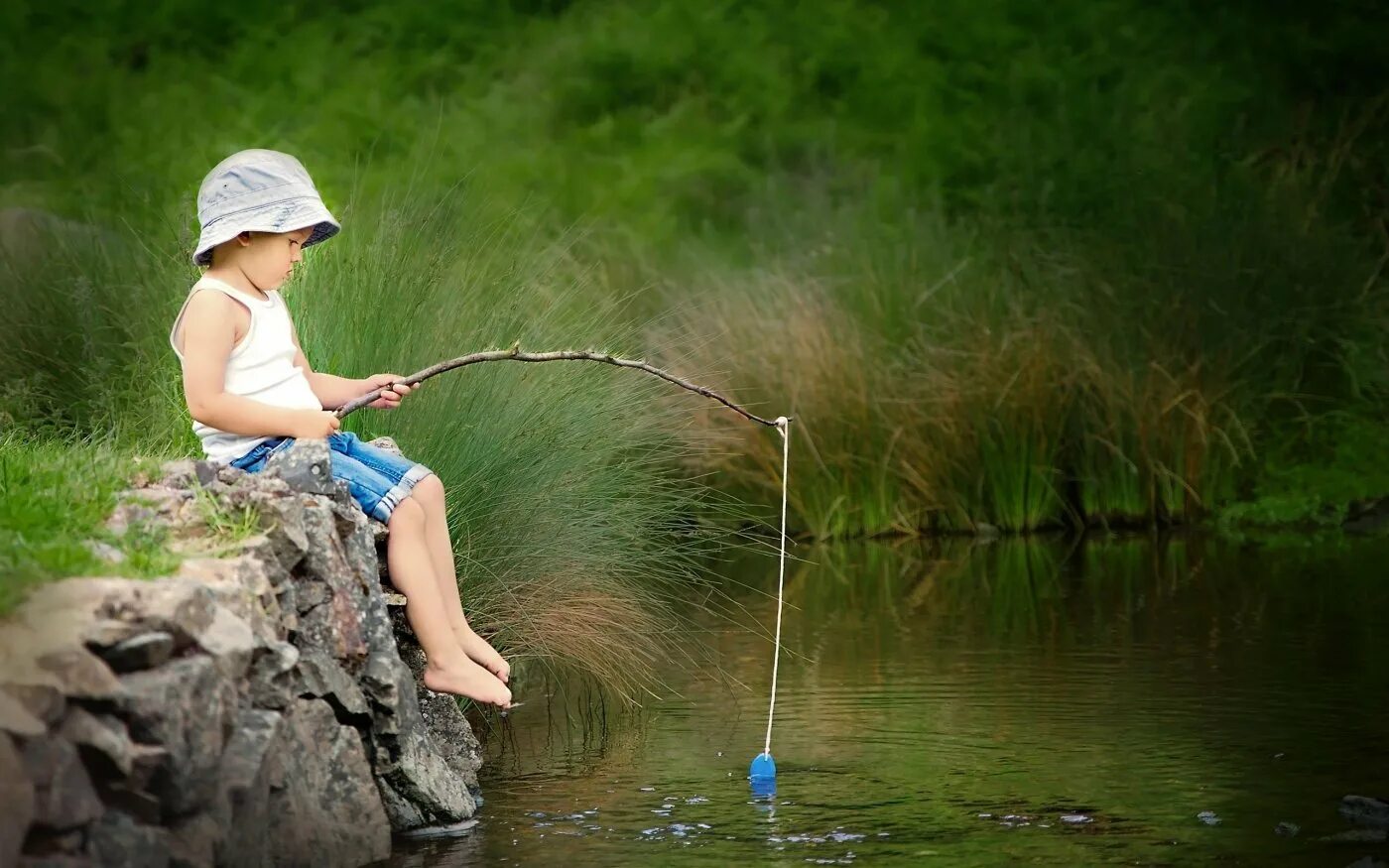 Что значит ловить рыбу. Мальчик с удочкой. Удочка для детей. Природа рыбалка. Рыбак с удочкой.