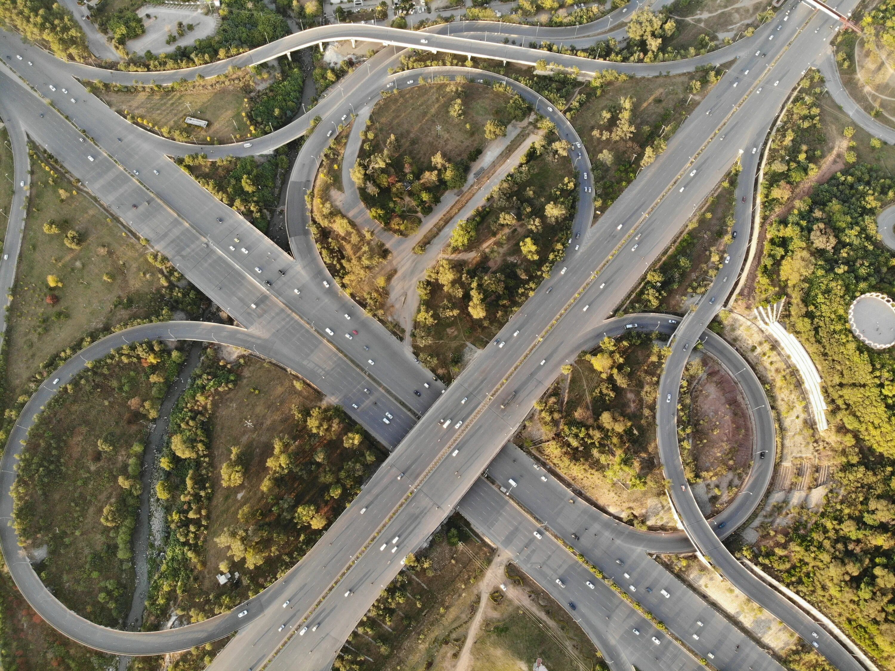 Дорога пересекает реку. Пересекающиеся дороги. Перекресток автомагистрали. Junction на дороге. Дорога вид сне болшово мосьа.