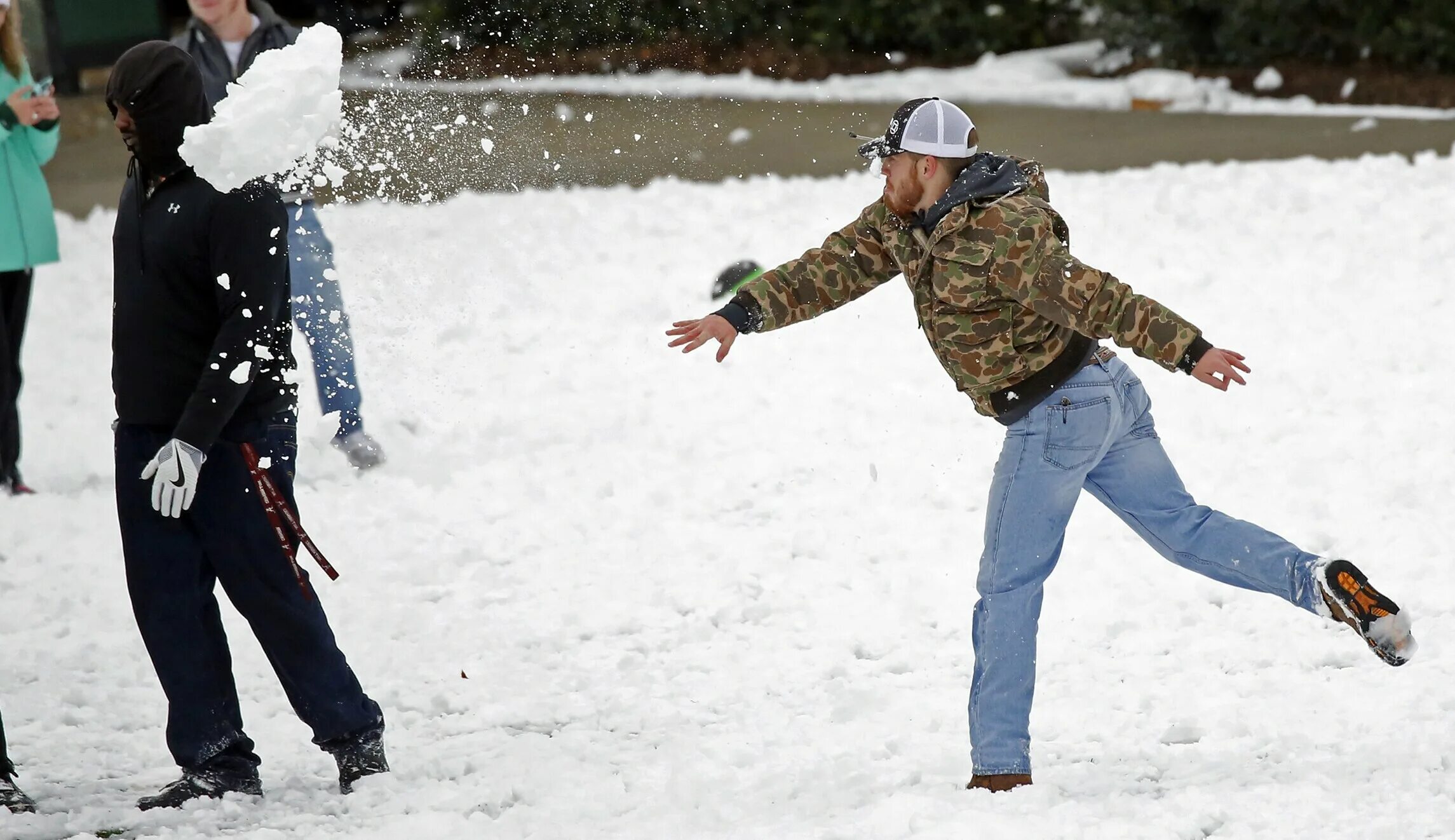 Играть в снежки во сне. Играть в снежки во сне. Играть в снежки во сне. Throw snowballs children. Зимние забавы.
