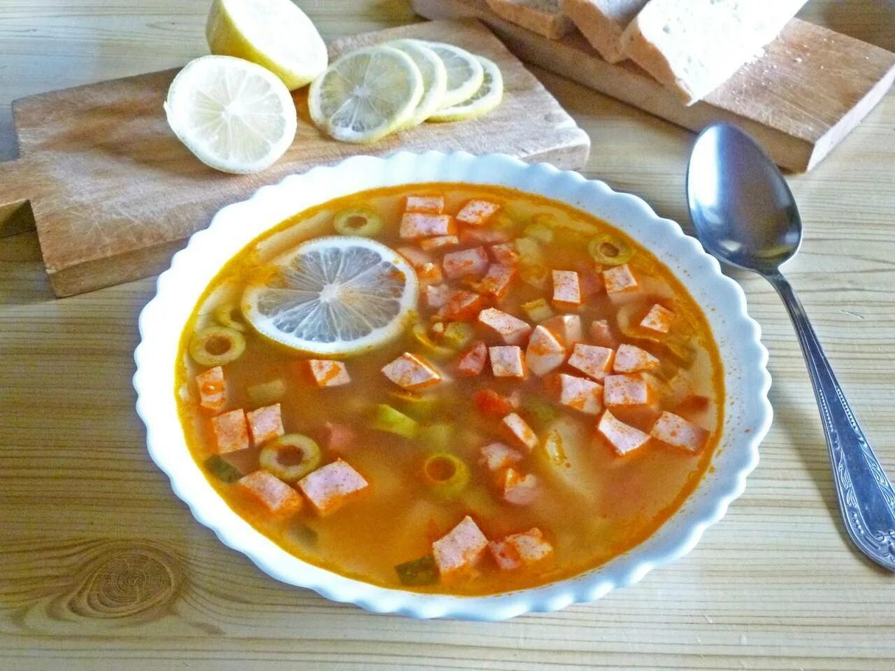 Солянка с оливками и лимоном. Солянка с колбасой и оливками пошаговый. Солянка с оливками и лимоном. Солянка с колбасой. Солянка из колбасы.