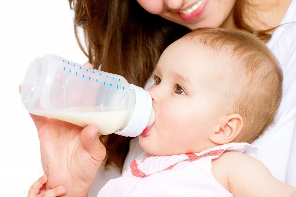 Давать пить давать жить. Малыш с бутылочкой. Искусственное вскармливание. Искусственное вскармливание молочные смеси. Молоко для грудничков.