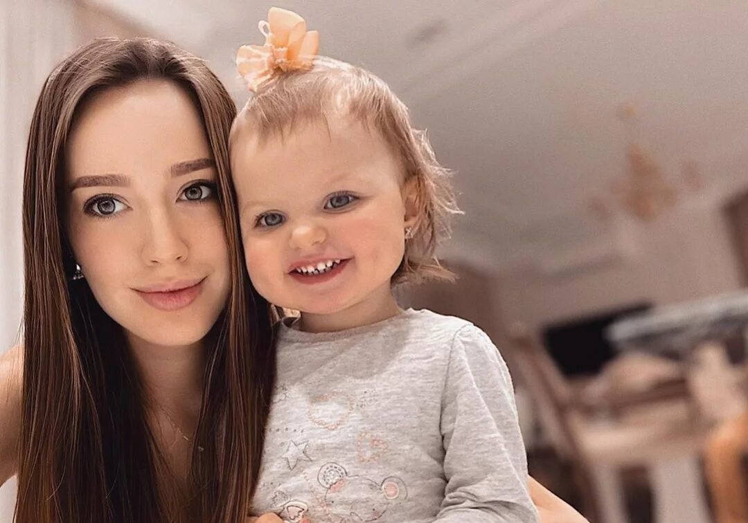 Дочь от предыдущего. Мамочкина дочка. Мама с телефоном и ребенком. Сын мужа от первого брака. Мамочки с телефонами.