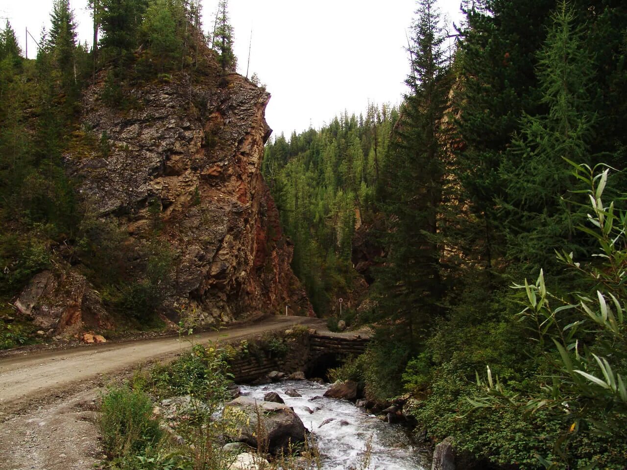 Красно алтайск. Красные ворота горный Алтай. Скалы красные ворота Алтай. Красные ворота Улаганский район озеро. Ущелье красные ворота.