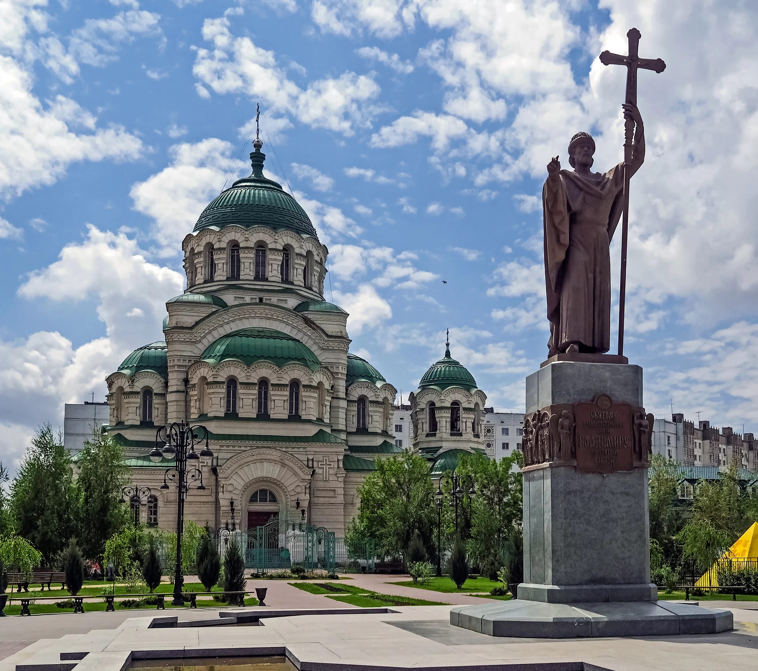 Храм святого владимира в тушино. Памятник князю Владимиру в Астрахани. Храм Святого Владимира Астрахань и памятник.