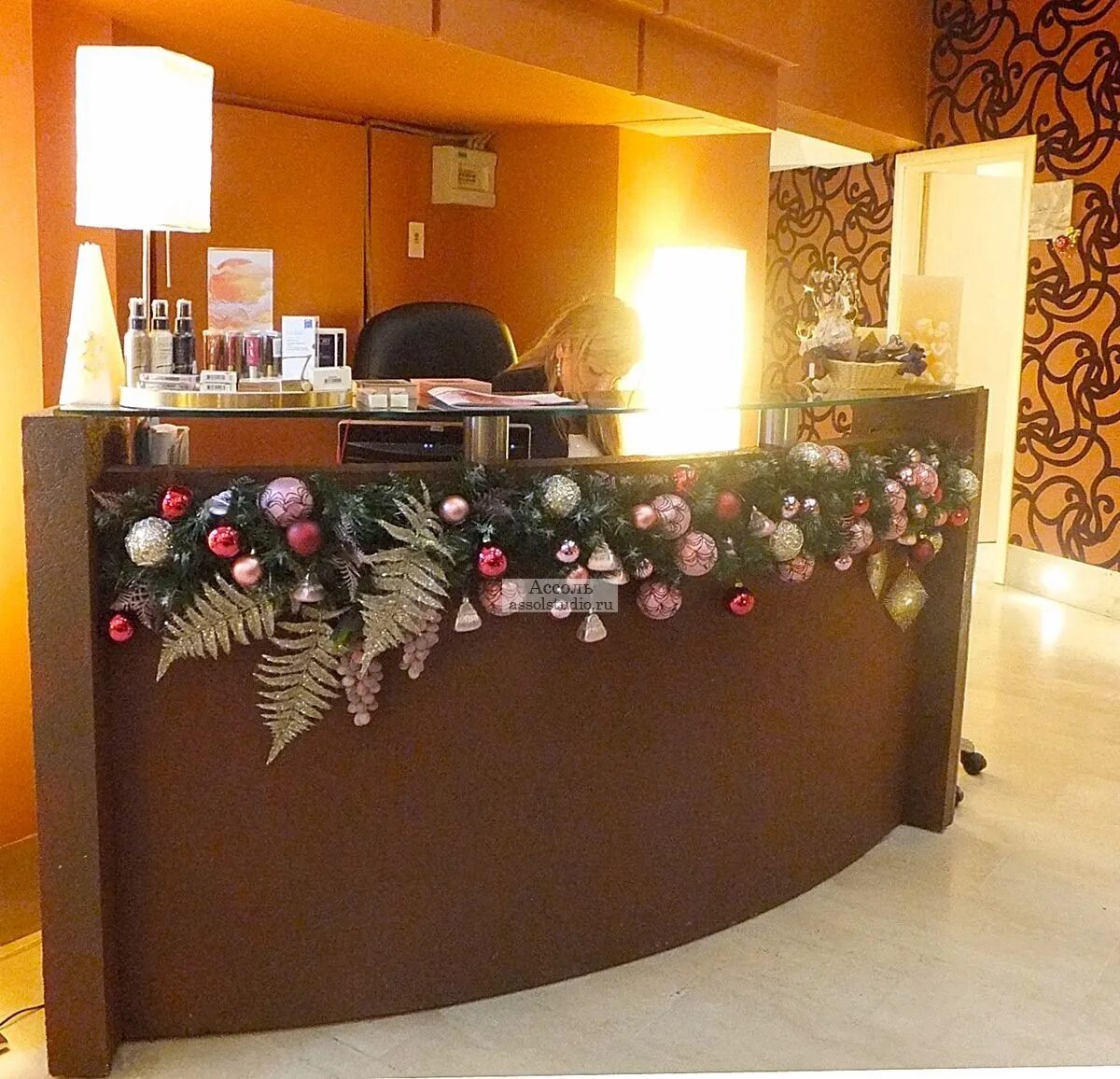 Новогоднее украшение парикмахерской. Новый год салон красоты. Витрина для украшений. Декор витрины новый год. Нг салон.