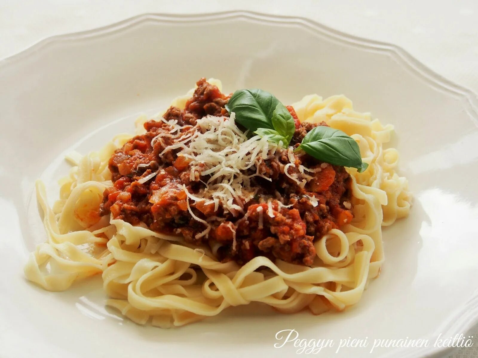 Спагетти с пастой болоньезе с фаршем рецепт. Мафальдине карбонара. Паста болоньезе классический итальянский. Фетучини болоньезе. Спагетти Полонез.