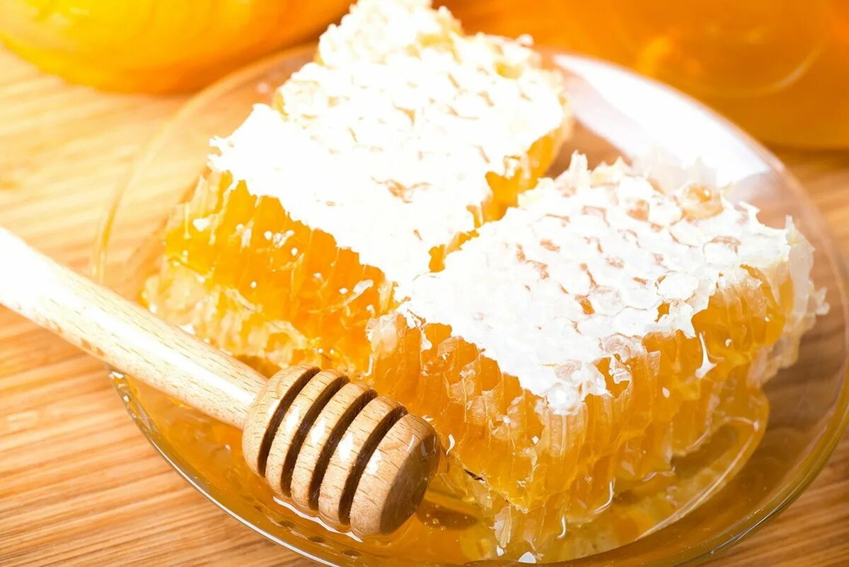 Мед картинки. Мёд в сотах. Соты меда. Липовый мед в сотах. Цветочный мед в сотах.