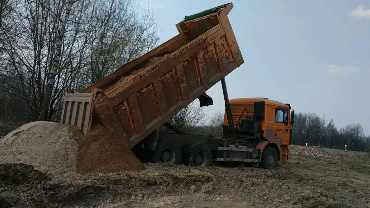Везем песок. Самосвал с песком. Песок мытый. Песок строительный. Песок выгрузка камаз.