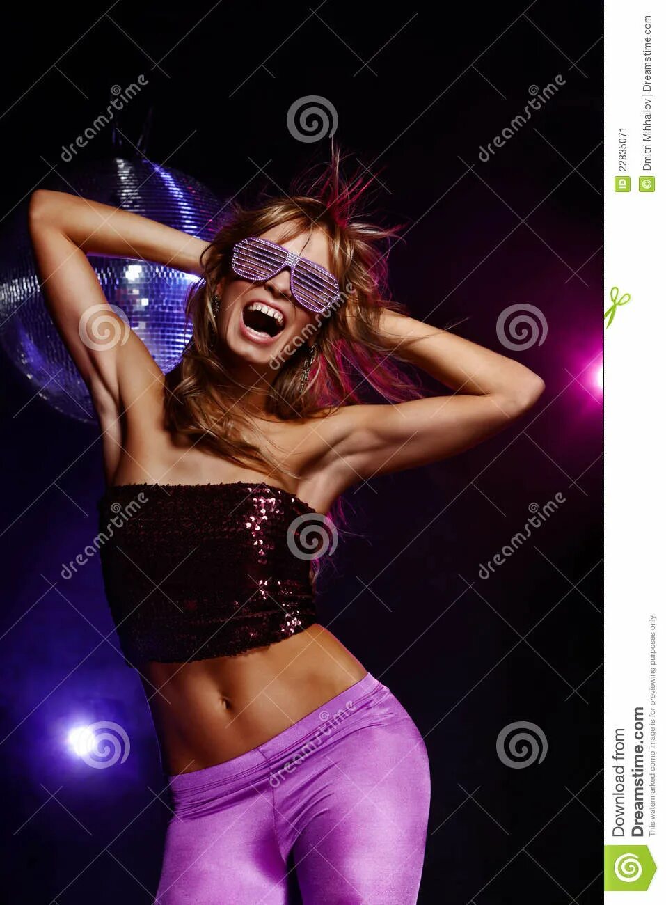 Девушка танцует на дискотеке. Клубные танцы с девушками. Танцы в клубе девушек. Красивая девушка на дискотеке.
