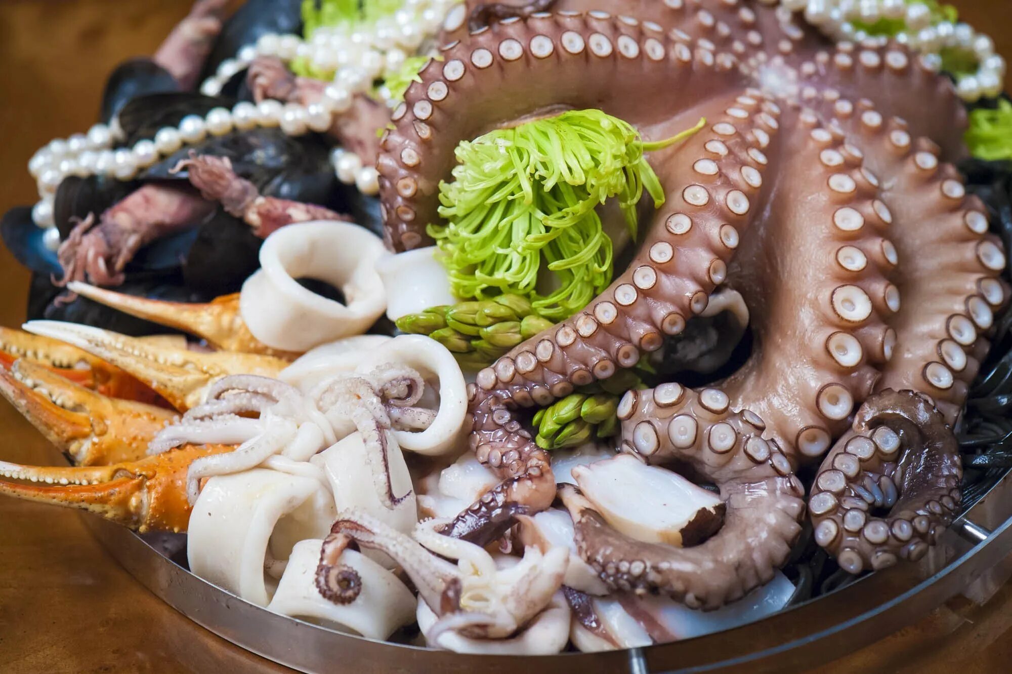 Саннакчи живой осьминог Корея. Экзотические блюда. Осьминог блюдо. Блюда с морепродуктами.