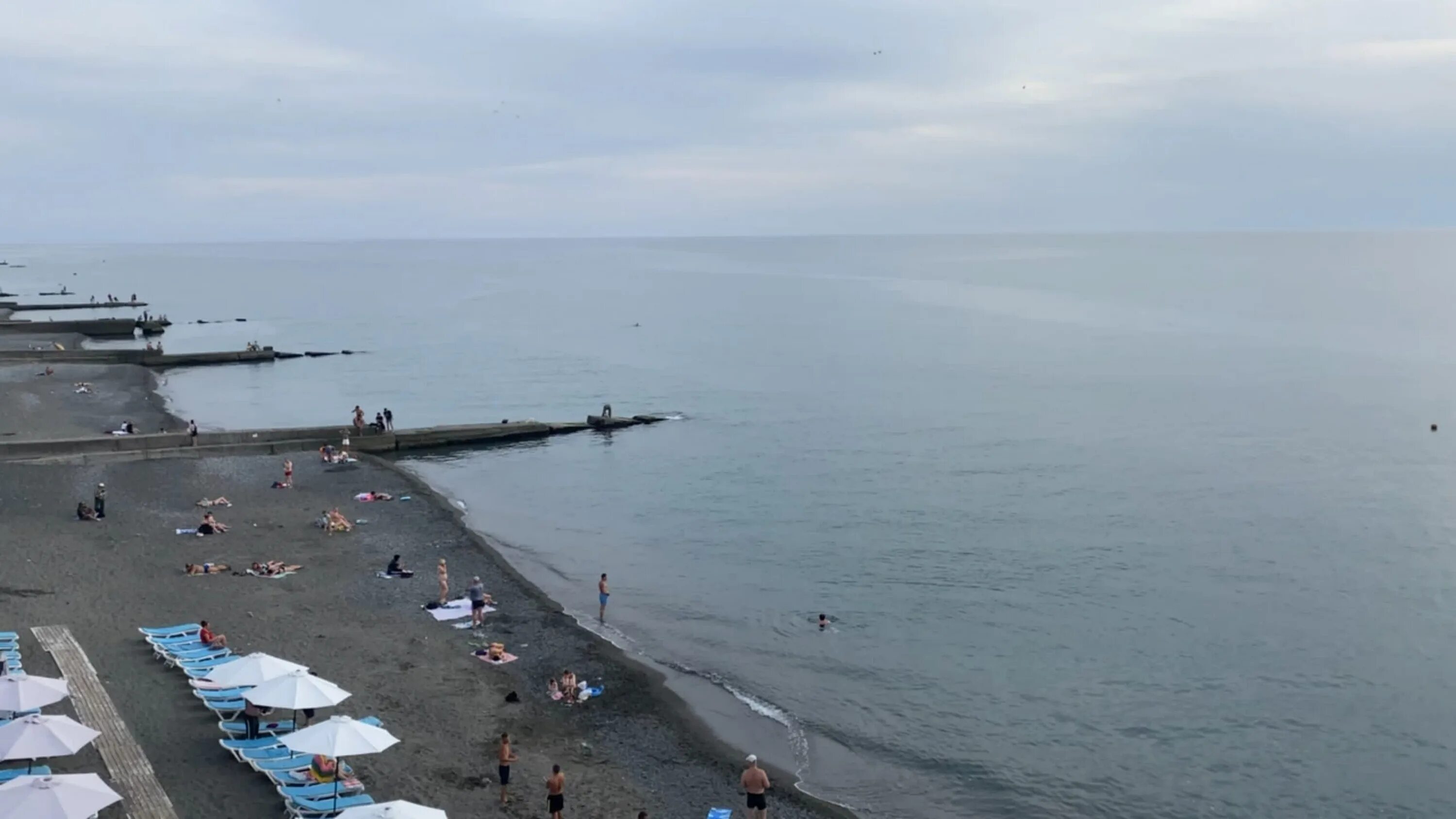 Пляж Чайковский Адлер. Пляжи Адлера сейчас. Море в Адлере сейчас. Адлер вид с моря.