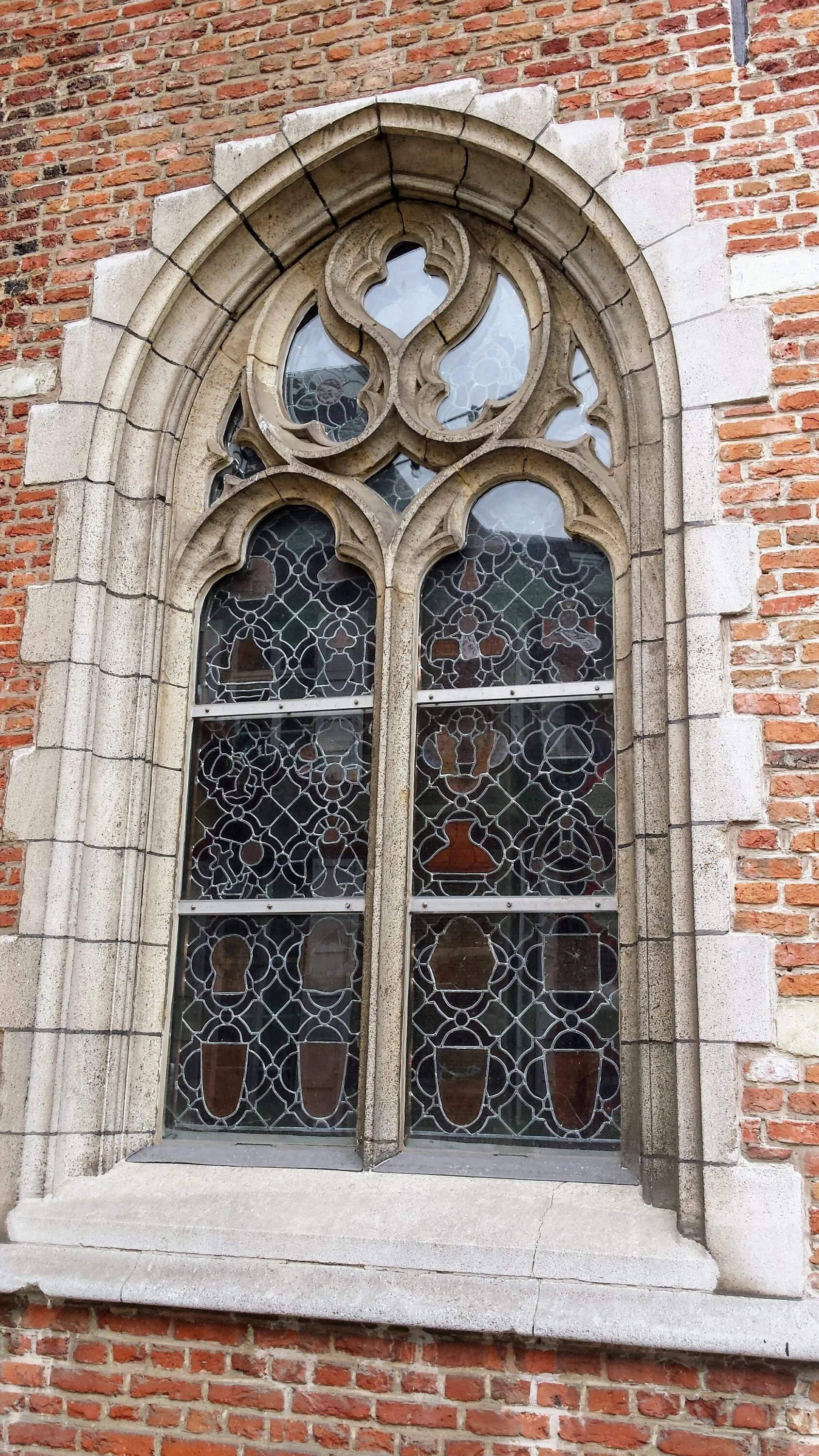 В замках были окна. Средневековое окно. Окна в средневековье. Окно в средневековом стиле. Арочное окно средневековое.