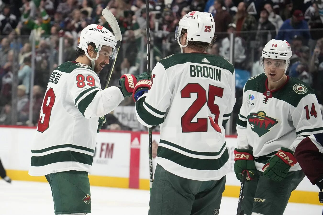 Миннесота вегас. Даллас старз бык. Миннесота уайлд-вегас голден найтс хоккей. Миннесота вегас. Вегас голден найтс.