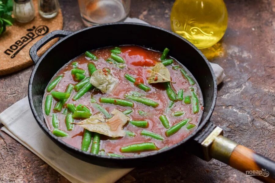 Стручковая фасоль с томатной пастой. Стручковая фасоль с томатной пастой и чесноком. Стручковая фасоль в томате. Тушеная стручковая фасоль с овощами. Стручковая фасоль в соусе.