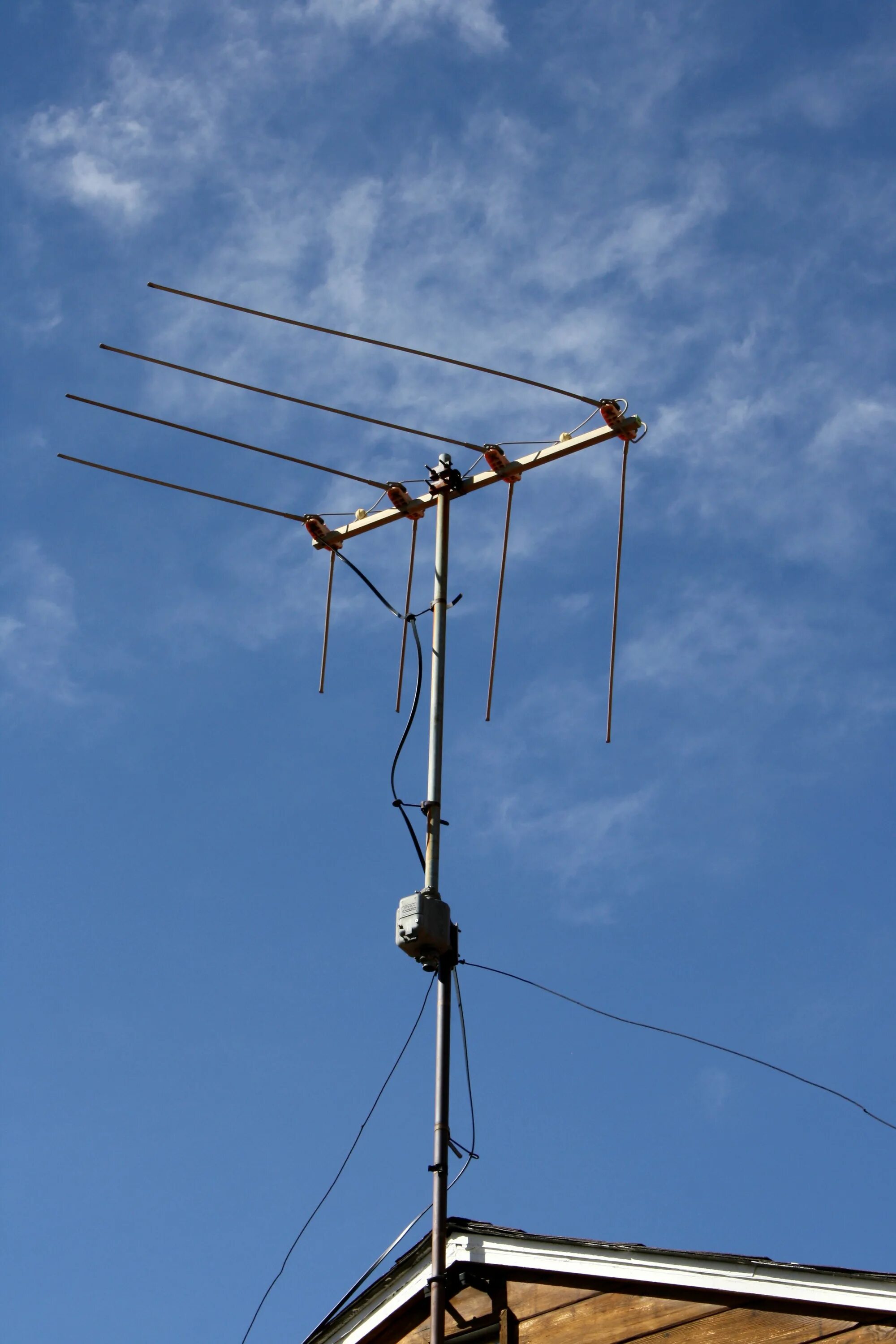 Top antenna. Человек антенна. Антенна крутится. Народа антенна. База связистов крутящиеся антенны.