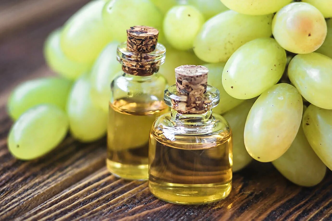 Винограда косточек масло. Grapeseed Oil виноградное масло. Масло выноград косчески. Оливковое масло с виноградными косточками. Виноградное масло пищевое