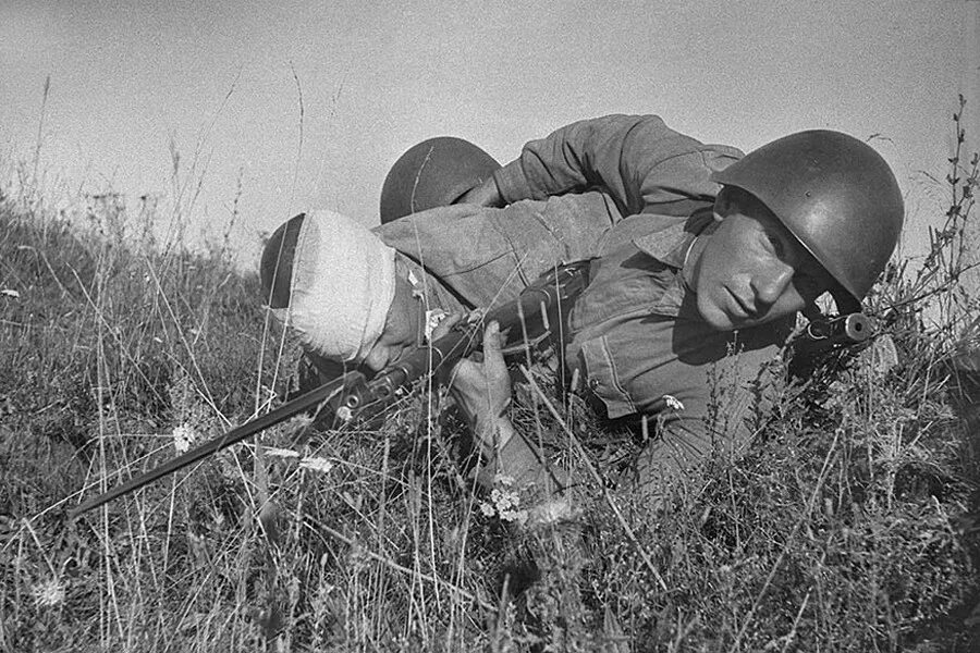 вынос раненого с поля боя. вынес с поля боя. санитары великой отечественной войны. вынес с поля боя. солдат в поле.