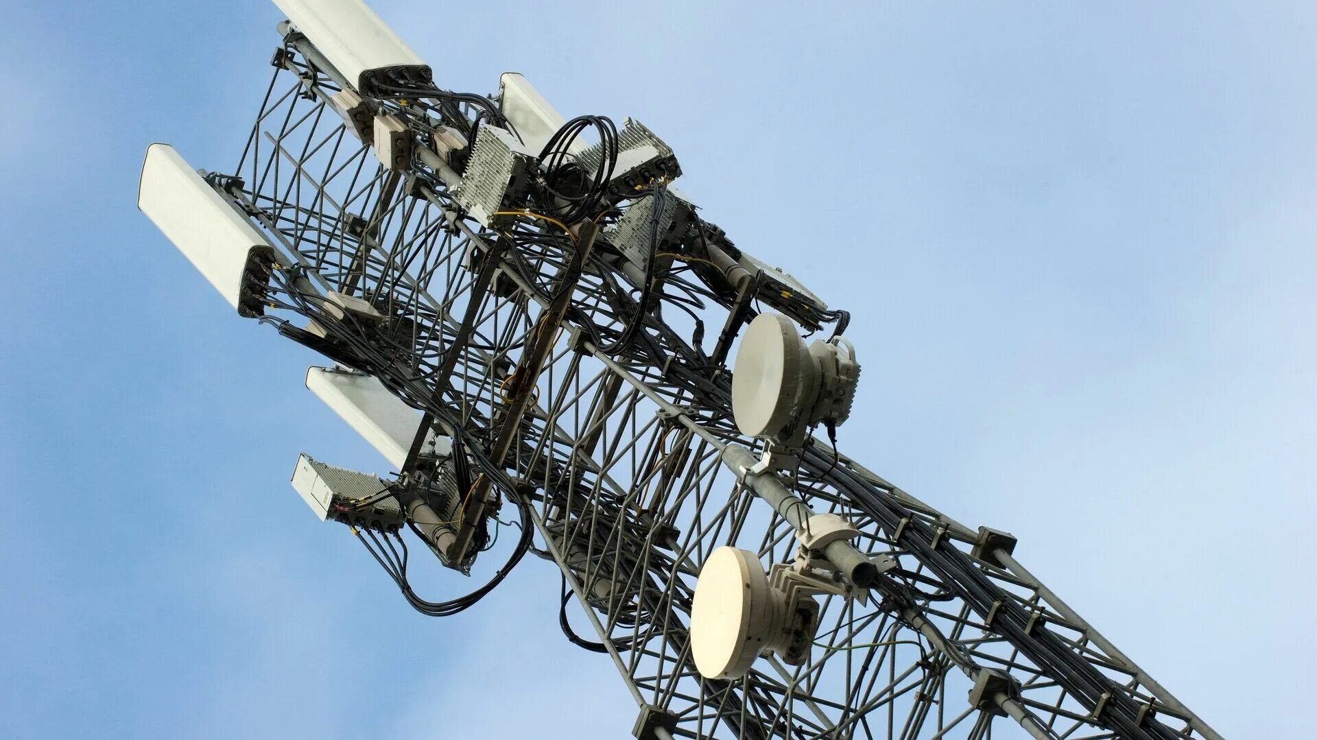 Сот оператор. Базовая станция сети 5g в москве. вышка сотовой связи. вышка мобильной связи. антенна мобильной связи.